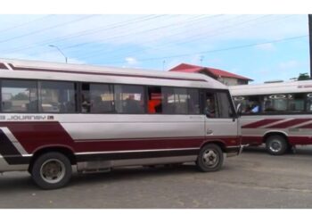 bussen web 1 Bushouders verbonden aan de Particulieren Lijnbushouders Organisatie (PLO) zijn de misleidingen van het ministerie van Transport, Communicatie en Toerisme (TCT) al zat.