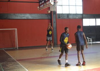 c scaled Het team dat bestaat uit de jongens Ariqiero Tonch, Chesron Patrick, Joshua Soesman en Sven Tojo hebben na de warming-up schietoefeningen gedaan en hun eerste training afgesloten met een 2x2 partijtje. Het was de bedoeling dat de jongens op het open basketbalveld zouden trainen, maar door de regen  werd dat in de sporthal gedaan. De organisatie wilde geen risico nemen, dat spelers geblesseerd raken.