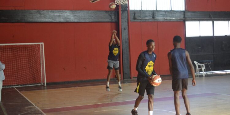 c scaled Het team dat bestaat uit de jongens Ariqiero Tonch, Chesron Patrick, Joshua Soesman en Sven Tojo hebben na de warming-up schietoefeningen gedaan en hun eerste training afgesloten met een 2x2 partijtje. Het was de bedoeling dat de jongens op het open basketbalveld zouden trainen, maar door de regen  werd dat in de sporthal gedaan. De organisatie wilde geen risico nemen, dat spelers geblesseerd raken.