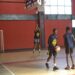 Basketballers werken eerste training af 9 c scaled Het team dat bestaat uit de jongens Ariqiero Tonch, Chesron Patrick, Joshua Soesman en Sven Tojo hebben na de warming-up schietoefeningen gedaan en hun eerste training afgesloten met een 2x2 partijtje. Het was de bedoeling dat de jongens op het open basketbalveld zouden trainen, maar door de regen werd dat in de sporthal gedaan. De organisatie wilde geen risico nemen, dat spelers geblesseerd raken.