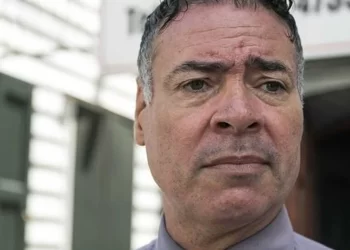 c97131ba 7dcc 11e7 bf74 67ce6f2a665f Raoul Lobo, advocaat van de vanuit Nederland uitgeleverde verdachte, Radj Oedit, is van mening dat zijn cliënt niet gevlucht is naar Nederland in 2018. Volgens de raadsman zocht hij naar de meest acute hulp.