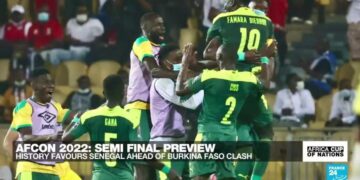 capture 13196941661f9c5981370f3.34130714 Het werd een echte finale, de eindstrijd van de Africa Cup of Nations 2022 tussen Senegal en Egypte. Het werd een typische finale, niet altijd mooi voetbal, maar wel strijd, drama en veel spanning. Na 120 minuten stond het 0-0, dus moest een penaltyserie de beslissing brengen. Sadio Mané mistte in de eerste helft nog een strafschop, maar hij was het wel die in de serie de beslissende penalty raakschoot. Daarmee werd Senegal voor het eerst kampioen van Afrika.