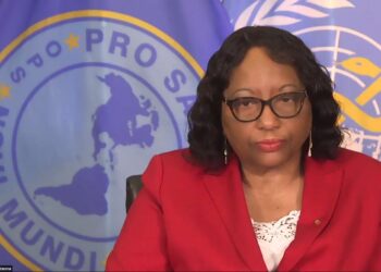 carissa f etienne sep 29 1500px 1 Binnen de Zuid- en Noord-Amerikaanse regio zijn er 4,8 miljoen besmettingen geconstateerd, een daling van 31 procent ten opzichte van vorige week en maar 33.000 nieuwe sterfgevallen. Desondanks is de regio nog steeds in de greep van de laatste Covid-19-golf, geeft de PAHO-directeur aan. Zij  drukt de landen op het hart om de lessen te benutten die zij tot dusver uit de pandemie hebben geleerd nu de klinieken en de ziekenhuizen weer vol raken. “Jarenlange onderinvestering in onze gezondheidsdiensten, verouderde informatiesystemen en slechte arbeidsomstandigheden maakten het werk van onze gezondheidswerkers tot een uitdaging”, zegt Etienne, die aangaf dat deze nadelen door Covid-19 alleen nog groter werden.