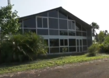 cassave fabriek De cassavefabriek, die in 2012 werd geopend in het district Para te Zanderij 1, is niet meer te gebruiken. “Heel wat materialen, die daar gebruikt zijn bij het opzetten van de fabriek, voldoen niet aan de voedselveiligheidsnormen en de machines zijn nu aan roest onderhevig”, zegt minister Prahlad Sewdien van Landbouw, Veeteelt en Visserij (LVV), tijdens de tweede ronde van de begrotingsbehandeling.
"Toen ik overman bij LVV is er een onderzoek ingesteld. Uit het onderzoek is gebleken dat de faciliteit die te Zanderij 1 ligt, niet onder LVV valt, maar onder het ministerie van Defensie", zegt de minister. Sewdien zegt verder dat er toen een proces is ingezet om de fabriek terug te brengen naar LVV. “We hebben dan een inventarisatie laten plegen en heel wat machines ontbreken. Als je kijkt in wat voor staat de faciliteit nu verkeert, dan kunnen we zeggen dat het niet meer bruikbaar is.” Volgens de minister zijn bijna alle materialen aan roest onderhevig en niet geschikt voor voedselverwerking, dus moet het worden ontmanteld. “In het gebouw is een aantal keren ingebroken, waarbij er zelfs toiletpotten zijn weggedragen. De kantoorruimte is ook gesloopt”, zegt Sewdien. Hij haalt ook aan dat heel wat materialen, die gebruikt zijn om de fabriek op te zetten, niet voldoen aan de voedselveiligheidsnormen. “Aan het gebouw kan een andere bestemming worden gegeven, maar de apparaten zijn niet meer bruikbaar.” De bewoners van het dorp Mata en omliggende dorpen, waar het markoesa project is geïntroduceerd door deze regering, heeft gevraagd om een verwerkingsunit van fruitpulp daar neer te zetten. Volgens de minister wordt deze mogelijkheid bekeken. Deze fabriek werd middels een schenking van China van USD 1 miljoen en met toevoeging van enkele miljoenen van de staat Suriname opgezet. De fabriek is voor korte tijd operationeel geweest.