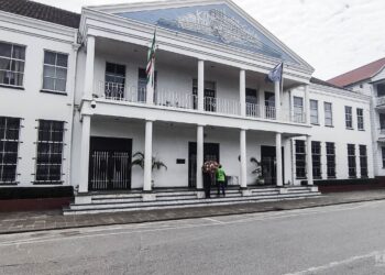 centrale bank 120458 4 Eind 2022 is een presidentieel team ingesteld om het succes van de Open Markt Operaties (OMO) – de beleggingen die bij de Centrale Bank van Suriname (CBvS) plaatsvonden – onder de loep te nemen, en waar nodig advies te geven.