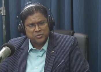 chan SRS 2 President Santokhi geeft verder aan dat hij zich niet kan voorstellen dat de focus wordt gelegd op het momentum van zijn korte jaardagdans, terwijl hij naar zeggen de volgende dag ‘bezig was stroom te brengen voor burgers in het achterland.’ Santokhi verwijst naar de eerste stroompaal die is geheid op Gengeston, de dag na zijn jaardag. “Iets positiefs voor het binnenland, waar de afgelopen jaren geen stroom is gekomen, dan gaat men erop hameren dat de president aan het dansen is”, vraagt Santokhi zich af. Hij heeft zich erbij neergelegd en zegt aan Enig “mi mus tek’a slag”. De president gaf aan dat de activiteit op Gengeston veel drukker was dan zijn dankdienst met medewerkers, maar juist zijn dankdienst heeft veel kritiek doen opwaaien.
