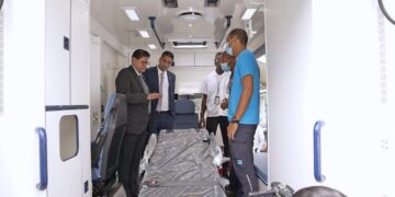 President overhandigd 12 ambulances aan zorginstellingen