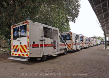 chan ambulance2 Een Surinamer is vrijdag doodgedrukt nadat hij van een vrachtwagen viel in Berbice, Guyana. De dode man is herkend als Corojoe uit Paramaribo. Hij werkte met een zakenman in Berbice.