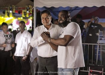 chan saya 1 "Verschillende justitiële diensten staan nu hier, maar wat de reden is van de inval, weten wij nog steeds niet." Dit zei de Vliegende Reporter, Sam Blankendal nog geen enkele minuten geleden in zijn Live. Er is een inval gepleegd bij het bedrijf van Jean 'Saya' Mixon aan de Hofstraat.