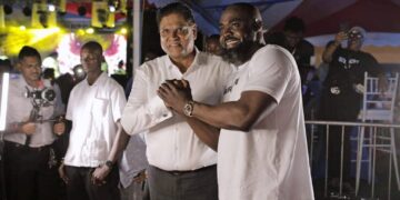 chan saya 1 "Verschillende justitiële diensten staan nu hier, maar wat de reden is van de inval, weten wij nog steeds niet." Dit zei de Vliegende Reporter, Sam Blankendal nog geen enkele minuten geleden in zijn Live. Er is een inval gepleegd bij het bedrijf van Jean 'Saya' Mixon aan de Hofstraat.