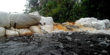 colakreek feature Colakreek, een begrip niet alleen voor de lokale bevolking, maar ook voor toeristen. Doch, als je rondkijkt op een zaterdag, is het niet de Colakreek die men van vroeger kent. Er zijn wel enkele bussen en toeristen die rondlopen, maar zo druk lijkt het niet meer te lopen.