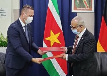 Duitsland doneert verbruiksartikelen voor Covid-19 aan Suriname