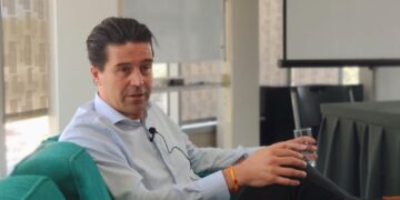 de haan 3 Het Korps Politie Suriname zegt dat het niet over informatie beschikt dat SLM-directeur Paul de Haan in Albina zou zijn gesignaleerd en onderweg naar Frans- Guyana zou zijn. Dit bevestigt politiewoordvoerder Milton Bisschop tegenover Key News.