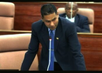 debi web 2 “Sinds juni vertoont de prijs van rijst per zak een stijgende trend, die zorgwekkend is”, zei parlementariër Radjendrekoemar Debi in De Nationale Assemblee. De VHP'er zei dat de prijsverhoging maandelijks tussen de SRD 100 en SRD 150 ligt voor een zak rijst van 25 kg. “Als het zo door gaat, dan zal eind december een zak rijst van 25 kg in de buurt van SRD 700 liggen. Dit kan niet”, zegt Debie onthuts. Hij vroeg aan de regering waaraan het ligt dat de prijs van een zak rijst elke maand steeds duurder wordt. Minister Prahlad Sewdien van Landbouw, Veeteelt en Visserij volgt de ontwikkeling van de prijs van rijst nauwlettend en ook hij merkt dat de prijs maandelijks met een paar procenten omhoog gaat. “Ik heb hierover tot de pelmolenaars gesproken en vragen gesteld, maar op de vragen kreeg ik geen bevredigend antwoord.” Hij heeft over deze kwestie ook tot de verschillende belanghebbenden binnen de rijstsector  gesproken en vragen gesteld. “Ik zal binnen een week antwoord krijgen en dan zullen we bekijken wat we verder zullen doen”, aldus Sewdien.