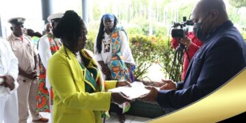 dna1 Een delegatie van afgevaardigden van de stam der Saramaccaners, stam der Aucaners, stam der Matawai, stam der Paramaccaners, stam der Kwinti’s, stam der Aloekoe en vertegenwoordigers van de inheemsen hebben middels een petitie aandacht gevraagd voor een betere waardering en beloning voor het traditioneel gezag.