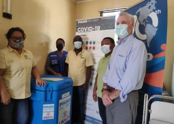 donation2 mz usaid sur 1280x960 1 De PAHO/WHO heeft in samenwerking met de United States Agency for International Development (USAID),  drie solar direct drive vaccinkoelkasten en ice pack vriezers gedoneerd aan de Medische Zending. Dit is gedaan om de toegang tot en levering van COVID-19 en andere vaccins aan de gemeenschappen in het binnenland van Suriname te ondersteunen.