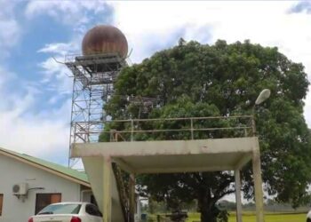 dopler radar zanderij “Er is inderdaad tekort aan personeel bij de Meteorologische Dienst Suriname (MDS), het personeel heeft al maanden geen overuurgelden ontvangen en er is ook een achterstand in bevorderingen. We doen ons werk met het minimale dat we hebben, maar we zorgen er wel voor dat alle informatie op tijd beschikbaar is voor betrokken instanties”, zegt waarnemend hoofd Radjkoemar Nanda van MDS.