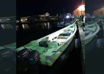 drugsboot web De kustwacht zei dat het monitoringsteam een smokkelschip zag dat vanuit Venezuela de wateren van Curaçao binnenkwam. Er werd een patrouillevaartuig gestuurd om de smokkelaars te onderscheppen.