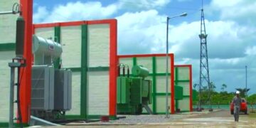 ebs 1 De Energie Autoriteit Suriname (EAS) en de Caribbean Center for Renewable Energy & Energy Efficiency (CCREE) hebben op 12 mei een dialoogsessie gehouden waar de vraagstukken voor de hervorming van de energiesector uitvoerig zijn besproken. Tijdens de dialoogsessie waren verschillende stakeholders zoals het bedrijfsleven, consumentenkring, AdeKUS, milieu organisatie en de verschillende ministeries ook aanwezig bij het gesprek. Samen met de EAS, CCREE en de Caribbean Development Bank (CDB) wordt gewerkt aan een structurele aanpak van de uitdagingen binnen de energiesector. De afkondiging van de Wet Energie Autoriteit Suriname en de Elektriciteitswet 2016 waren de eerste stappen in het proces van de herstructurering van de energiesector. Er zijn drie doelstellingen vastgelegd binnen de elektriciteitswet om de prestaties en duurzaamheid in de sector te verbeteren. Een van de doelen is het verbeteren van de beschikbaarheid van elektriciteit. Ook de betaalbaarheid van de levering en het verhogen van de milieukwaliteit zijn opgenomen als doelstellingen. Tijdens de discussie is gesproken over een Elektriciteits Sectorplan (ESP) en beslaat deze de meest cruciale elementen van de hervorming in de energiesector en wordt elke 5 jaar opgesteld en bij regeringsbesluit afgegeven. Samen met de verschillende actoren in het werkveld wordt het ESP ontwikkelt om structureel diverse vraagstukken aan te pakken en effectieve resultaten te boeken. De continuïteit van bijvoorbeeld de elektriciteitsvoorziening is namelijk essentieel, omdat de consequenties bij het wegvallen van de voorziening vérstrekkend zijn en uiteindelijk kunnen leiden tot ontwrichting van de samenleving. Door gezamenlijk met de verschillende actoren te werken aan structurele oplossingen, kunnen in de toekomst zulke situaties worden voorkomen. Zuinig omgaan met stroom blijft noodzakelijk voor de burger, om de kosten laag te houden en zorgvuldig om te gaan met de beschikbare capaciteit. De impact op het klimaat en de energieprocessen spelen hierbij ook een belangrijke rol. Ook het genereren van groene energie en hernieuwbare energie zijn noodzakelijk, om ons leefmilieu te behouden, en de schade aan het milieu te voorkomen. Alle beschikbare en nieuwe mogelijkheden worden hiervoor onderzocht en geanalyseerd, om voldoende te beschikken over duurzame en betaalbare energie op lange termijn. De EAS is een onafhankelijke autoriteit die verantwoordelijk is voor de toezicht op de energiesector, het bewaken van de sectordoelen, het vaststellen van tarieven en het toezicht houden op de kwaliteit van de dienstverlening en de prestaties van de elektriciteitssector. Kortom, een toezichthoudend en aansturend orgaan in de energiesector, dat reguleert, controleert, informeert en adviseert.