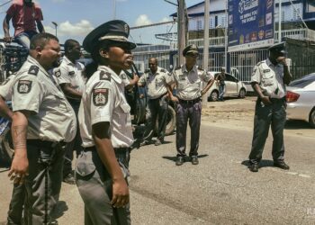 ex mil protest 115404 De politie bond staat vandaag weer voor de Nationale Assemblee. Er is besloten om het beraad niet op te schorten, simpel weg volgens de bondsvoorzitter Mielando Atompai, er geen sprake is van vertrouwen in de president, noch de regering.