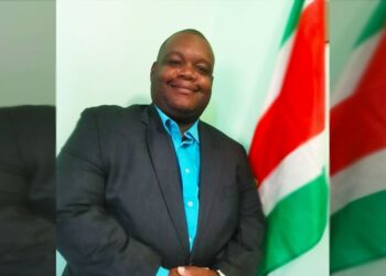 faizel wilnis web Het vogelgriepvirus is niet meer ver verwijderd van Suriname. Eind oktober zijn er twee gevallen genoteerd in Colombia. “We zijn op onze hoede en houden de situatie nauw in de gaten”, zegt onderdirecteur Faizel Wilnis van de Veterinaire Dienst van het ministerie van Landbouw, Veeteelt en Visserij.