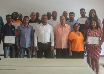 foto 02 Deze landbouwers zijn in juli van start gegaan met de training, welke verzorgd is door landbouwvoorlichters van het Ministerie van Landbouw, Veeteelt en Visserij (LVV). Dit vond plaats op het LVV-ressort kantoor te Wanica.