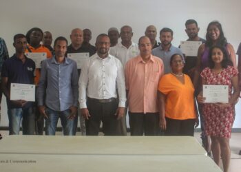 foto 02 scaled Deze landbouwers zijn in juli van start gegaan met de training, welke verzorgd is door landbouwvoorlichters van het Ministerie van Landbouw, Veeteelt en Visserij (LVV). Dit vond plaats op het LVV-ressort kantoor te Wanica.