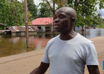 gil eersteling 1 Het is bijkans 2 jaar geleden dat er verkiezingen zijn geweest in Suriname. Nadat bekend werd dat de regering-Bouterse op democratische wijze was afgezet en de partij van Chandrikapersad Santokhi zou overnemen, was er bijna een euforische stemming. Dit lijkt nu bijna helemaal vervaagd te zijn na twee jaar, althans vooral in Brokopondo waar er zich sinds maart een wateroverlastsituatie voordoet.
