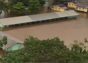 guyaba school 3 Dorpen als Tapoeripa, Klaaskreek, bepaalde dorpen in het Sarakreekgebied, Kwakoegron en ook bepaalde delen van Brokopondo Ccentrum liggen nu onder water. “Een aantal van deze gebieden lag enkele weken terug al onder water en nu liggen deze weer onder water. Bepaalde gebieden lopen ook nog het gevaar om blank komen te liggen.”