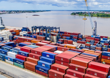 havenbeheer2 3 President Chandrikapersad Santokhi gelooft dat er zich dubieuze zaken voordoen op de Surinaamse haven. "Er zijn zaken die zich voltrekken op de haven, waardoor we 100 procent ervan overtuigd zijn dat niet alles daar correct verloopt. Dat vraagstuk moeten we goed gaan bekijken, want dit werkt door naar de verschillende schakels en dat zorgt voor onder andere hoge prijzen in de winkels." Dit zei president Chandrikapersad Santokhi donderdag tijdens de regeringspersconferentie.