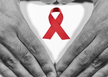 heart hiv ribbon Sociale ongelijkheden, marginalisatie van groepen uit de samenleving alsook stigma en discriminatie houden de HIV-epidemie in stand en zijn tevens een voedingsbodem voor toename van het aantal nieuwe HIV-infecties.