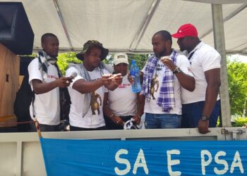 hellings en gentle 1 1 “Er is een onderzoek gaande, dus we blijven geschorst”, zegt hoofdinspecteur Raoul Hellings. Hij is samen met collega Sergio Gentle sinds 15 augustus geschorst, naar aanleiding van onder andere ernstig plichtsverzuim.