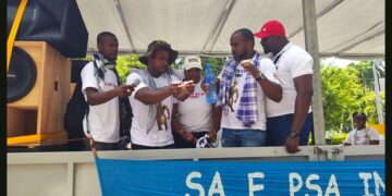 hellings en gentle 1 1 “Er is een onderzoek gaande, dus we blijven geschorst”, zegt hoofdinspecteur Raoul Hellings. Hij is samen met collega Sergio Gentle sinds 15 augustus geschorst, naar aanleiding van onder andere ernstig plichtsverzuim.