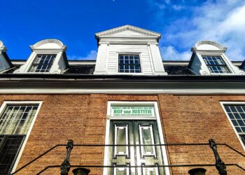 hof van justitie gebouw Hofpresident Iwan Rasoelbaks heeft vandaag bij de opening van zittingsjaar 2022-2023 van het Hof van Justitie (HvJ) gepleit voor snelle afhandeling van rechtszaken. Er is momenteel een enorme druk op de civiele sector.