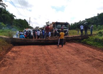 houttruck barricade 3 De wegbarricade ter hoogte van Klaaskreek is opgeheven, maar het is best wel mogelijk dat de straatacties maandag voortgezet zullen worden. “Er vinden maandag gesprekken plaats tussen de regering en initiatiefnemers van deze actie en als de gesprekken niet naar tevredenheid verlopen, zal men overgaan tot actie”, zegt parlementariër Ronny Asabina van de partij Broederschap en Eenheid in de Politiek (BEP).
