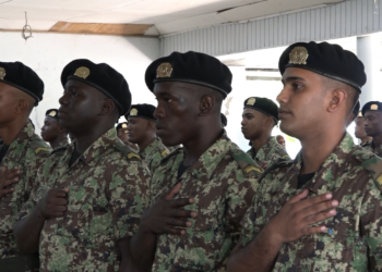hup hup nu De Militaire Politie is aan het vergrijzen. Dit stelt waarnemend bevelhebber van het Nationaal Leger (NL), Werner Kioe A Sen. Volgens hem maakt de dienst een vergrijzing mee die niet te stuiten is.