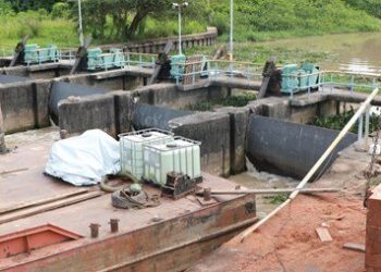 img 5339 Alvorens het Ministerie van Openbare Werken (OW) van start kan gaan met het rehabiliteren van het Saramaccakanaal, zullen er inspectiewerkzaamheden worden uitgevoerd.  Royal HaskoningDHV, Ilaco Suriname NV, EBT, SPE en Deltares zijn als consultants aangetrokken om de inspectiewerkzaamheden uit te voeren. Het Saramaccakanaalproject is een groot plan.