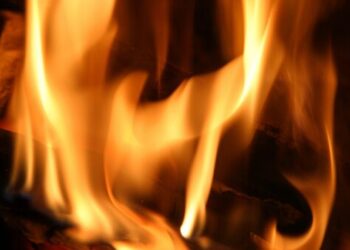 istockphoto 95515946 170667a Een man heeft maandag getracht een restaurant te Leiding 16 in brand te steken. Het motief is niet bekend. Het restaurant had brandschade aan de rechter voorzijde en zijgevel. Ook het plafond vertoonde brandschade. De brand zou vermoedelijk rond 2.00 uur zijn gesticht door een man die in een witte wagen naar de plaats ging. Het gaat om een Toyota Vitz, waarvan het kentekennummer onbekend is. Hij stapte uit en gooide brandstof op het gebouw. Vervolgens stak hij het vuur aan. Na de brandstichting is hij weggereden in de auto.