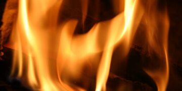Man probeert restaurant in brand te steken