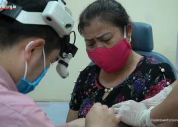 jilin Jilin, een provincie van 24 miljoen inwoners in China is in total lockdown door de toenemende Covid-19-gevallen. Gezondheidsautoriteiten hebben binnen een korte tijd 1437 nieuwe gevallen geregistreerd, waarvan 895 gevallen uit Jilin afkomstig zijn. Genoeg redenen voor de regering om daar de uitbraak in te dammen door deze af te sluiten. Bewoners binnen de Jilin-provincie mogen zich niet buiten de grenzen van hun woongebied bewegen. Dit mag slechts met toestemming van de politie. Behalve Jilin is de provincie ChangChun ook in lockdown geplaatst. In het weekend heeft de overheid aangegeven dat de stad van Shenzhen onder monitoring wordt geplaatst. Dat betekent dat de stad met meer dan 17.5 miljoen mensen ook in lockdown wordt geplaatst. Alle bewoners moeten een test van drie ronden ondergaan en mogen alleen daarvoor uit huis. Openbaar vervoer in Shenzhen is niet toegestaan. Alle bedrijven in de finance en technologie hub die aangrenzend met Hong Kong, zijn geadviseerd om van huis uit te werken of hun bedrijven te sluiten. Foxconn een bedrijf die iPhone voor Apple produceert, heeft bekend gemaakt dat zij een van de bedrijven is die haar deuren zal sluiten. Haar zusterbedrijf in ZhengZhou zal wel openblijven, doch  haar deuren in ShenZhen dichthouden tot er anders wordt geadviseerd. De maatregelen gelden tot 20 maart. Ook grote steden als Shanghai zijn onder monitoring. Autoriteiten in Jilin hebben aangegeven dat zij hun aanpak en maatregelen zullen opvoeren. Volgens de Chinese regering is de reactie en aanpak in Jilin niet snel en adequaat genoeg en worden richtlijnen daarvoor herzien. De directeur van Gezondheid en gouverneur van Jilin zijn zwaar afgestraft en bedankt, omdat zij volgens de regering niet snel en goed hebben gereageerd op de toenemende besmettingen. Tenminste 25 functionarissen zijn bedankt, geeft de staatsmedia in China aan. Het aantal besmettingen van 1.4 miljard in China is relatief laag in vergelijking met andere landen, maar het is volgens China een van de ergste uitbraken die het land heeft gekend. De zero-covid strategie van China door snelle actie en indammen van uitbraken, massa testen en lockdowns uitvoeren heeft tot nu toe goed gewerkt. Maar in andere landen met de uitbraak van de Omicron-variant zijn strategieen wezenlijk aangepast. De Chinezen hebben voor het eerst het antigen zelftesten goed gebruikt, om zo testen uit te voeren. China is een van de weinige landen die zero tolerance aanpak aanvoert om zo een grotere uitbraak te voorkomen. Het is volgens de rapporten Taiwan gelukt om met de zero tolerance aanpak slechts enkele Covid-gevallen te rapporteren en hierdoor uitbraken snel stop te zetten. Strikte monitoring van de grenzen en ook enkele sociale restricties weerhouden een grote Omicron-uitbraak in Taiwan.