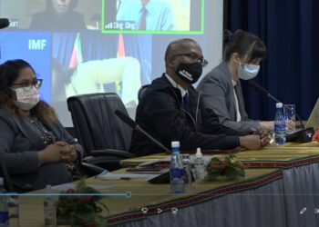 IMF vertegenwoordigers gaan in op vragen Surinaamse pers