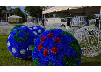 kerstdecor plein web De bedrijvengroep BIG Will Group N.V., waarvan De Molen, VESU, Tok, Aladey Pasta en nog een scala aan andere Surinaamse productiebedrijven deel van uitmaken, bekostigt dit jaar de kerstversiering op de Onafhankelijkheidsplein.