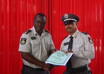 kps bevorderingen Het Korps Politie Suriname (KPS) heeft op 14 juli meer dan driehonderd politieambtenaren bevorderd in de zaal van de Politie Academie. Onder de bevorderden bevonden zich  vijf hoofdinspecteurs die bevorderd zijn tot commissaris van politie, te weten: P. Isrie, S. Benda, R. Tolud, S. Bhoelan, en N. Samsoedien.