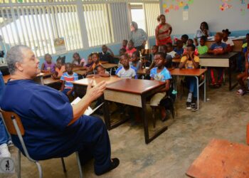 levens onderwijs “Het wordt een heel uitdagende schooljaar voor leerkrachten en ouders", zegt Marcellino Nerkust, voorzitter van de Federatie van Organisaties van Leerkrachten in Suriname (FOLS). Hij geeft aan dat de slechte economische situatie van het land het bijzonder moeilijk zal maken  voor de ouders om dagelijks hun kinderen naar school te sturen.