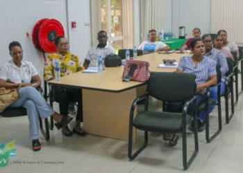 lvv keur Zestien inspecteurs van de afdeling Plantenbescherming/ Protection Organization van Suriname (NPPO) van het Ministerie van Landbouw, Veeteelt en Visserij (LVV) hebben een fruitvliegtraining gevolgd.
