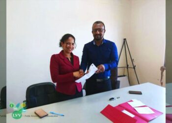 lvv web Waarnemend Landbouwdirecteur, Soedeschand Jairam, van het ministerie van Landbouw, Veeteelt en Visserij (LVV) heeft op vrijdag 28 oktober 2022 de leiding van de dependance in het district Nickerie overgedragen aan Jamila Salarbax. Zij neemt over van Dewdath Ramnath die in november 2020 werd aangesteld als waarnemend onderdirecteur Landbouw Regio West.