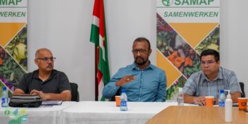 lvv02 Soedeshchand Jairam, Landbouwdirecteur van het ministerie van Landbouw, Veeteelt en Visserij (LVV) en de Steering Committee van het Cassave Waardeketen Platform, onder leiding van Jerry Sewberath Misser, kwamen bij elkaar voor informatie- en kennisuitwisseling.