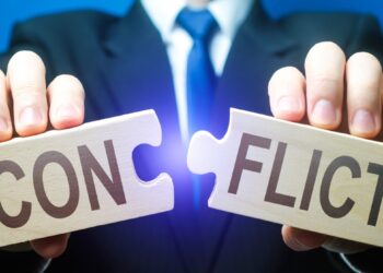 man breaks puzzles with word conflict resolution o T5HUC3H scaled Na de wittebroodsmaanden begon de liefde wat af te nemen en leerde men mekaar nu beter kennen. Toen begonnen de zaken binnen het huwelijk andere wendingen aan te nemen. De waslijst aan schandalen vanuit de VHP en de ABOP/PL begonnen de kop op te steken. Van het HPSG-deal, SURFIN NV, aankoop zaaizaad areaal, Gabon reis delegatie van De Nationale Assemblee (DNA) tot family and friends beleid, zijn maar het topje van de ijsberg aan schandalen die hier worden opgesomd. Telkens werden de schandalen bedekt met de intussen bekende mantel der liefde. Men strooide gewoon zand erover. Al deze schandalen gaven al de tekenen aan de wand aan binnen het huwelijk tussen de VHP en de ABOP/PL.