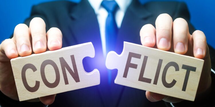 man breaks puzzles with word conflict resolution o T5HUC3H scaled Na de wittebroodsmaanden begon de liefde wat af te nemen en leerde men mekaar nu beter kennen. Toen begonnen de zaken binnen het huwelijk andere wendingen aan te nemen. De waslijst aan schandalen vanuit de VHP en de ABOP/PL begonnen de kop op te steken. Van het HPSG-deal, SURFIN NV, aankoop zaaizaad areaal, Gabon reis delegatie van De Nationale Assemblee (DNA) tot family and friends beleid, zijn maar het topje van de ijsberg aan schandalen die hier worden opgesomd. Telkens werden de schandalen bedekt met de intussen bekende mantel der liefde. Men strooide gewoon zand erover. Al deze schandalen gaven al de tekenen aan de wand aan binnen het huwelijk tussen de VHP en de ABOP/PL.