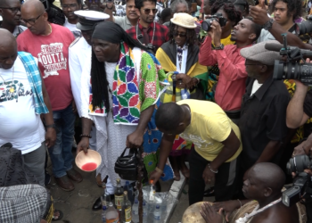 marron dag De wens van vicepresident Ronnie Brunswijk is dat er vanaf nu geen verdeeldheid meer bestaat onder de Marronstammen. Hij riep maandag bij de viering van de Dag der Marrons op het plein van 10 Oktober, alle Marrons op om zich te bundelen en een eenheid te vormen.